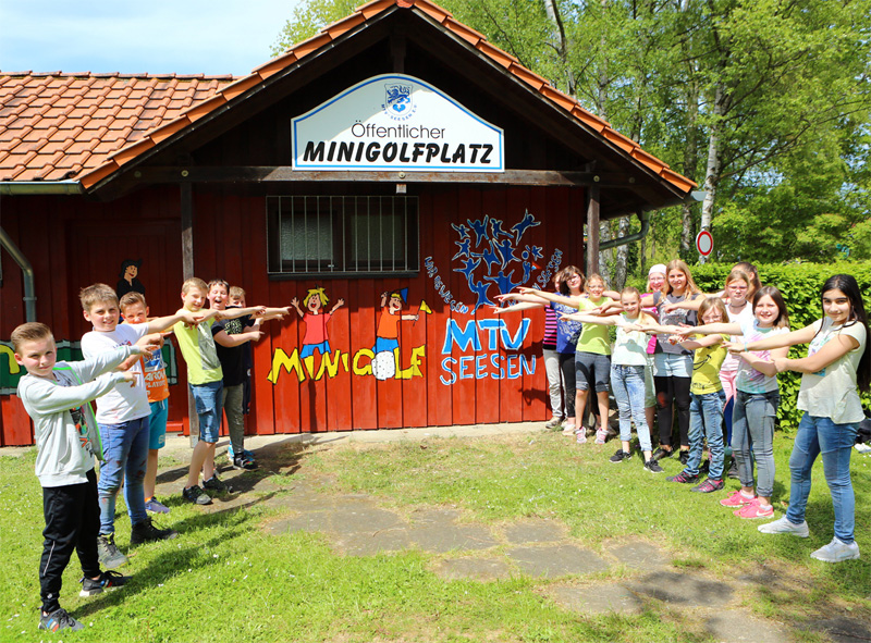 Das MTV-Minigolfgebäude wurde von der Klasse 5b der Oberschule Seesen verschönert
