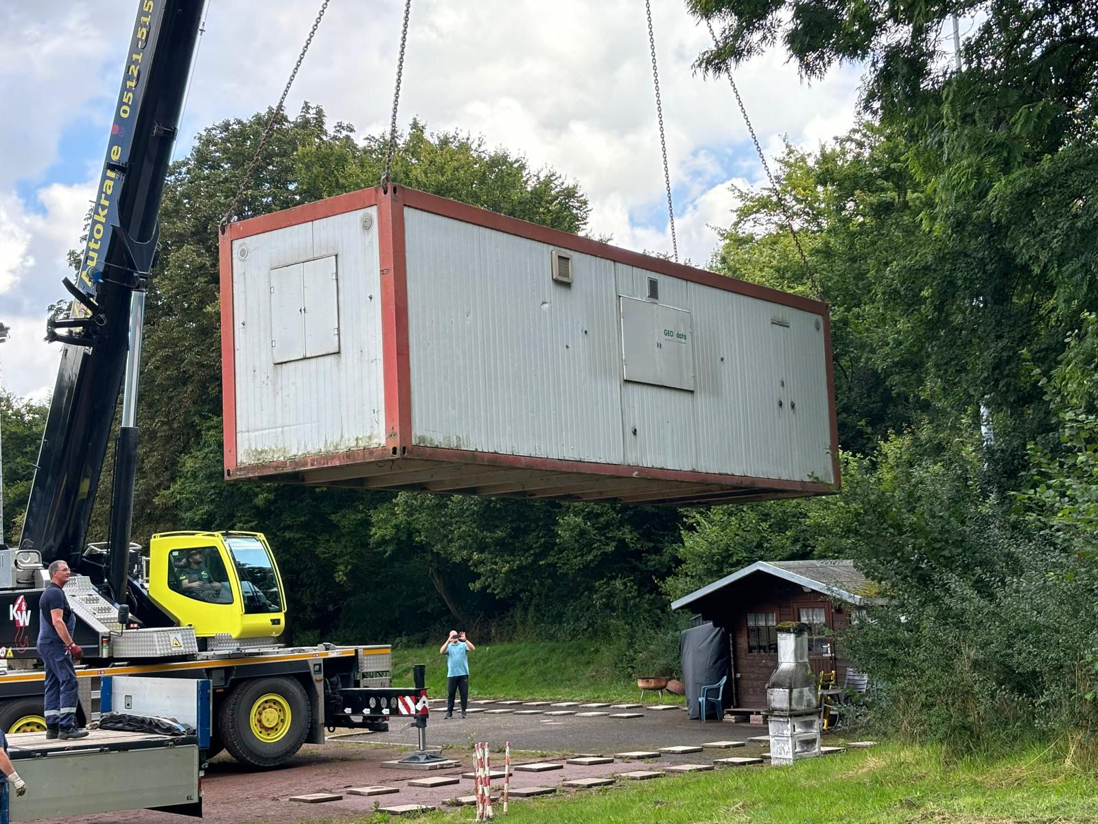 Der Kran hebt die Container